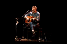 La Casa del Poble d'Esporles, dempeus amb el cant de la Balanguera d'Andreu Valor