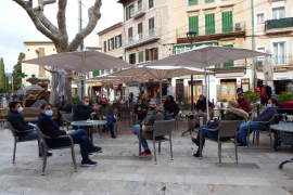 El Ajuntament dejará ampliar las terrazas a la espera de las ayudas.