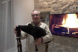 Guillem Serrano sosté la seva xeremia, elaborada pel mestre artesà Joan Marroig ‘Piu’.