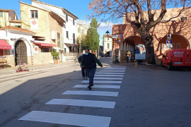 L'Ajuntament repinta marques viàries i afegeix passos de vianants