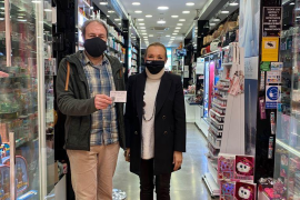 Els comerciants del carrer de Sa Lluna reparteixen dos xecs de 250 euros