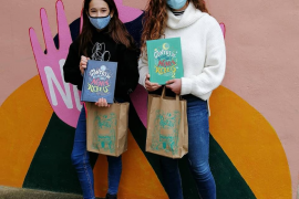 Clàudia Horrach i Rosa Coll amb els seus premis.