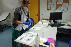 El PAC vacunarà demà als primers grans dependents