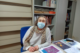 La bibliotecària explica que des que hi ha Covid s’han paralitzat quasi totes les activitats.