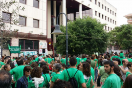 Èxit total de la concentració davant la Conselleria en el marc de la #Vaga19M