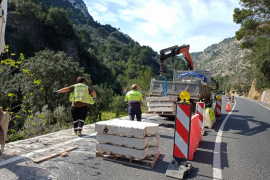 Els operaris a la carretera Ma-11 de Sóller.