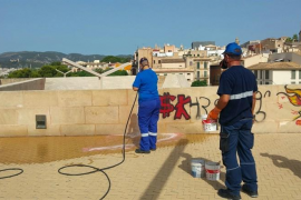 Truyol ha aprofitat per denunciar «l'incivisme que agredeix al patrimoni històric i cultural de Ciutat».