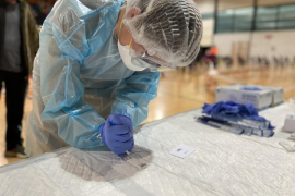 El primer día de cribado se salda con 1.136 test y la detección de cinco positivos.