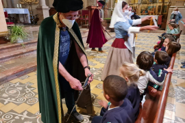 Els infants dels Sagrats Cors amb els personatges.