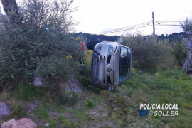 Quatre ferits en bolcar un cotxe a l'entrada de Sóller