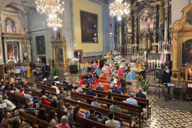 Els assitents a l'acte a la parròquia de Sant Bartomeu.