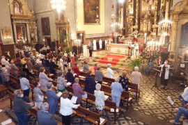 Molts fidels a la missa de la Fira