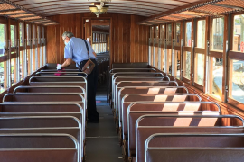 Un operari desinfecta un vagó.