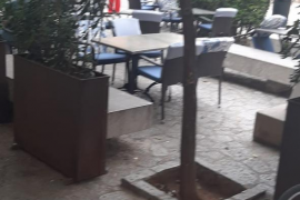 Alguns bancs de plaça han quedat enrevoltats per les taules.