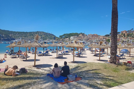 Turistes i visitants ocupen la platja que ofereix una imatge estiuenca.