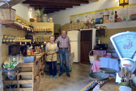 Joan Puigserver i Sebastiana Massanet són els propietaris d’Ecovinyassa, una finca de 18.000 metres quadrats.