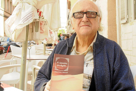 L’escriptor, Miquel Ferrà, amb un volum de la recent novel·la ‘El deixeble prodigiós’.