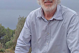 Graves formà part de la banda de musica de rock Pa amb Oli Band que actuà en moltes revetlles, ara viu a Montuïri.