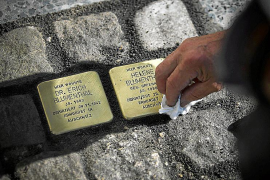 Dues de les pedres de la memòria instal·lades a la ciutat de Berlín.