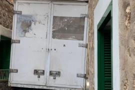 Imatge d’un dels camions encallats al carrer.