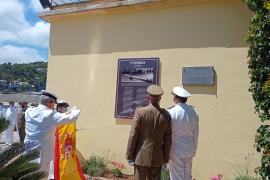 El comandant de la Base, Javier López-Cerón mostra la placa commemorativa.