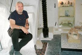 Una imatge d’arxiu de William Waldren a la sala del Museu Arqueològic de Deià.