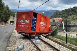 Un camió xoca contra la catenària del tramvia