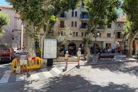 Turistes a la parada de taxis de la plaça d’Espanya.