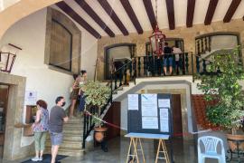 Dimarts, en obrir-se el termini, es formaren cues a les cases de la vila per presentar les sol·licituds.