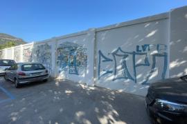 Els murals de natalia Spitale han quedat pintats per grafits.