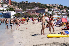 La platja de Santa Ponça ha estat tancada al bany a causa d'un incident a la xarxa de sanejament.