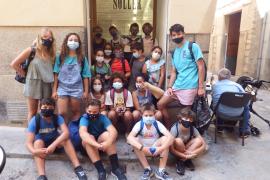 Un nombrós grup de joves sollerics davant la porta de la redacció del setmanari.