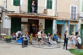 Els actors en un moment del descans després de rodar una escena.