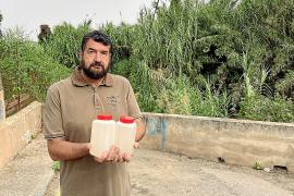 El regidor Sebastià Aguiló va ser qui va dur a analitzar l’aigua que arriba als regants.