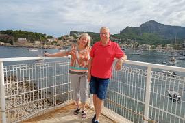 Marina juntament al seu pare Aad Zasburg a la terrassa del’hotel Cítric, on celebren aquest dies mig segle de l’arribada a Sóller.