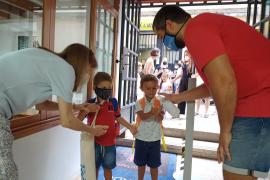 Dos alumnes del mateix grup bimbolla entren al col·legi Sant Vicenç de Paül.