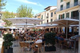 Les terrasses de la plaça continuen plenes al mes de setembre.