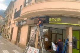 Una de les sucursals de Bankia amb el cartell de La Caixa.