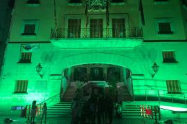 La façana de l'Ajuntament es tenyeix de color verd per visibilitzar les malalties mitocondrials