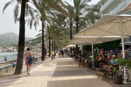 SOLLER - TURISMO - TURISTAS EN LA TERRAZA DE UN BAR DE SOLLER.