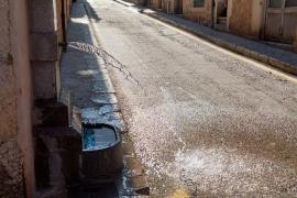 Una furgoneta romp la font del carrer Pau Noguera
