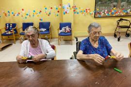 La residència ofereix taller de manualitats pels seus residents.