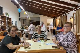 Les sòcies jugant al bingo.