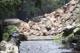 La pluja toma el monument del IV Misteri de Lluc