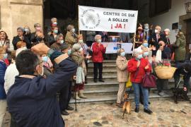 Més de mig centenar de persones reivindiquen a Plaça el Centre de Dia