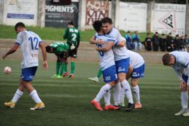 Celebrant el gol de l'empat obra de Nando.