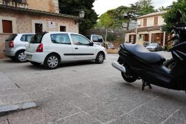 El pati de Ses Escolàpies s'omple de vehicles.