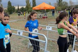 Els infants de l’Escola d’Atletisme de Sóller, que ara mateix té 62 alumnes, a una cursa fora de Sóller.