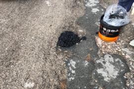 La Vila tapa els clots i posposa l’asfaltat general a «després de festes»