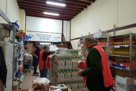 Els voluntaris d’Es Rebost preparant les canastres per al Nadal.